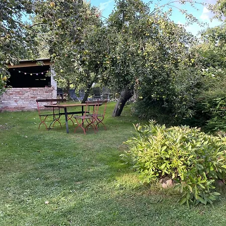 Retreat With Garden & Family Amenities アパート Krusenhagen